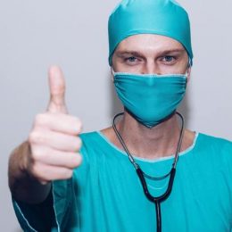 Co oznaczają kolory ubrań lekarzy?